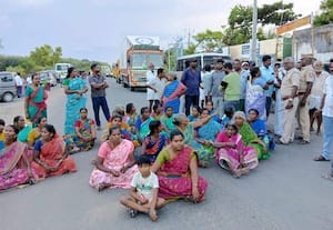  சுவாமி வீதியுலா தொடர்பாக பிரச்னை ஒரு தரப்பினர் திடீர் சாலை மறியல்