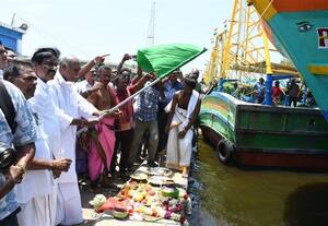தடைக்காலம் முடிந்து மீன்பிடிக்க சென்ற மீனவர்கள்: விசை படகுகளை முதல்வர் ரங்கசாமி துவக்கி வைப்பு