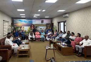 மத்திய அமைச்சருடன் திரிணமுல் அதிருப்தி எம்பிக்கள் திடீர் சந்திப்பு