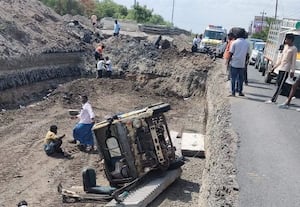  மினி வேன் கவிழ்ந்து 2 பேர் காயம்