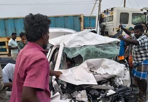 கார் மீது லாரி மோதிய விபத்தில் 3 பேர் உயிரிழப்பு