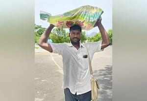சீப்பாலக்கோட்டை பகுதிநேர நுாலகத்தை முழுநேர நுாலகமாக மாற்ற வேண்டும்: குறைதீர் கூட்டத்திற்கு  மனுக்கள் மூடையுடன் வந்த நபர்