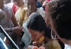 கேரளாவில் ஓடும் பஸ்சில் ஒரு சம்பவம்; பெண் அமைச்சர் தலையில் பாயாசத்தை கொட்டிய நபர்