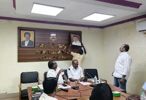 முன்னாள் முதல்வர் ஸ்டாலின் படம்; மண்டல கூட்டத்தில் வைத்ததால் பரபரப்பு; அதிகாரிகள் புறக்கணிப்பு; கவுன்சிலர்கள் வெளிநடப்பு