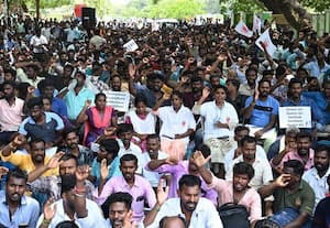  கள உதவியாளராக மாற்றக்கோரி 'கேங்மேன்' பணியாளர்கள் சென்னையில் போராட்டம்