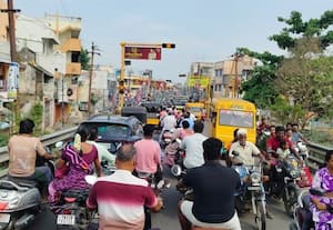 ஷேர் ஆட்டோ அச்சுமுறிந்து விபத்து: விழுப்புரத்தில் போக்குவரத்து பாதிப்பு 