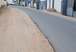 நடுவுல கொஞ்சம் ரோட்டை காணோம்
