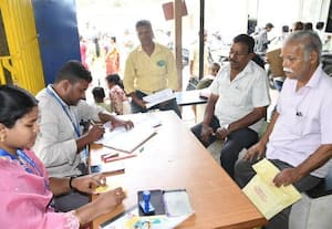 வருவாய்த்துறை பதிவேடு சரிபார்ப்பு; மனுக்களை குவிக்கும் மக்கள்
