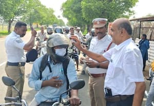  'ஹெல்மெட்' அணிந்தவருக்கு ஸ்வீட்' வழங்கிய போலீசார்