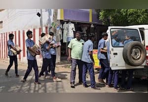 அரசு பள்ளி மாணவர்களை புத்தக கட்டுகள் சுமக்க வைத்த ஆசிரியர்கள் கல்வித்துறை விசாரணை