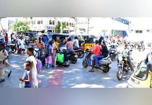  சாலையை கடக்க முடியாமல் பள்ளி மாணவர்கள் அவதி