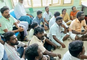  சார் பதிவாளர் அலுவலகத்தில் மாவட்ட பதிவாளர் முன் பொதுமக்கள் தர்ணா