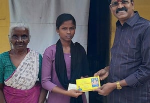  மாணவிக்கு கல்வி உதவித்தொகை * தினமலர் செய்தி எதிரொலி