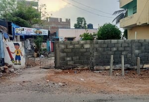  அங்கன்வாடி மையத்திற்கு சுற்றுச்சுவர் அமைப்பு