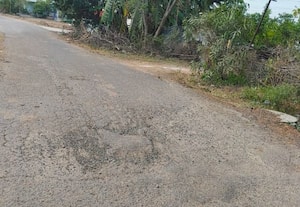  சாலையை சீரமைத்ததாக கண் துடைப்பு வாகன ஓட்டிகள் கடும் குற்றச்சாட்டு