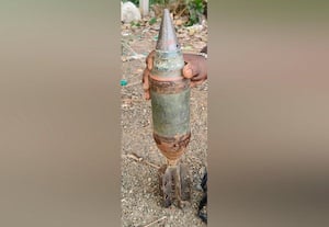  கிணற்றில் ராக்கெட் குண்டு கண்டெடுப்பு நாய்க்குட்டியை மீட்டபோது சிக்கியது