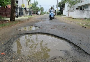  திம்மசமுத்திரத்தில் சாலை சேதம் விபத்தில் சிக்கும் வாகன ஓட்டிகள்