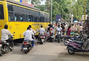  திண்டிவனம் நேரு வீதியில் போக்குவரத்து நெரிசல் போலீசார் இல்லாததால் தொடரும் சிக்கல்