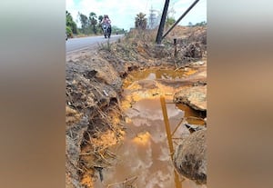  சாலையோரம் கொட்டப்படும் தொழிற்சாலை ரசாயன கழிவுநீர் நிலத்தடி நீர் பாதிப்பதாக குற்றச்சாட்டு