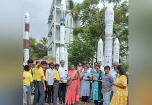  விண்ணில் பாய்ந்த ராக்கெட்டை பார்த்து பிரமித்த மாணவர்கள்