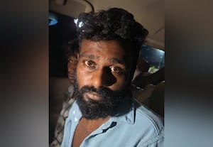  சுற்றுலா பயணியின் நகை, பணம் திருடியவர் கைது