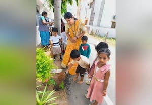 அக் ஷயா பள்ளியில் மரக்கன்று நட்ட மாணவர்கள்