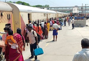 கூரையும் இல்லை... 'கூவவும்' ஆளில்லை;  மதுரை ரயில்வே ஸ்டேஷனில் வெயிலில் காயும் பயணிகள் :'ஸ்பீக்கர்' பழுதால் ரயில் வருமிடம் தெரியாமல் அலைச்சல்