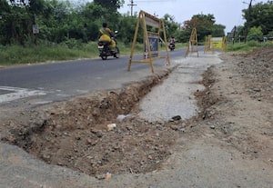  சாலையில் அபாயக்குழி; விபத்துக்கான வழி