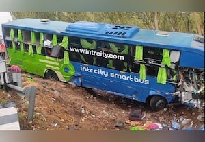  டிராக்டர் மீது ஆம்னி பஸ் மோதி விபத்து கரூர் முதியவர் பலி; 18 பேர் பலத்த காயம்