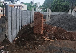  அரசு பள்ளி சுற்றுச்சுவரை இடித்து ரேஷன் கடை மாணவ - மாணவியரின் பாதுகாப்பு கேள்விக்குறி கலெக்டர், கல்வித்துறை அதிகாரிகள் நடவடிக்கை எடுப்பரா?