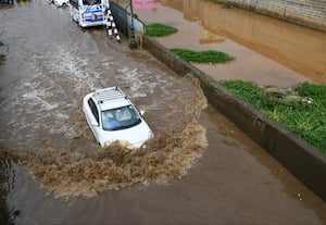  இரண்டு மணி நேரம் கனமழை படகு இல்லம் சாலையில் வெள்ளம்