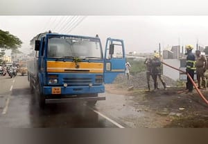  தீப்பற்றி எரிந்த லாரி திருவள்ளூரில் பரபரப்பு