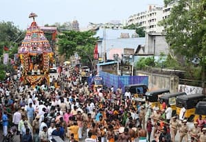 ரவீஸ்வரர் கோவிலில் தேரோட்டம் கோலாகலம்: திரளான பக்தர்கள் சாமி தரிசனம்