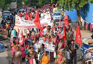  பணி நிரந்தரம் செய்யக்கோரி துாய்மை பணியாளர்கள் பேரணி