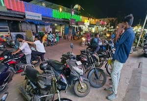  ஆக்கிரமிப்புகளால் வாகன ஓட்டிகள் திணறல் கை கட்டி வேடிக்கை பார்க்கும் காவல் துறை