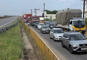  தேசிய நெடுஞ்சாலையில் வாகனங்கள் அணிவகுப்பு
