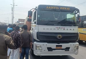  பஸ்சை உரசிச் சென்ற லாரி போக்குவரத்து ஸ்தம்பிப்பு