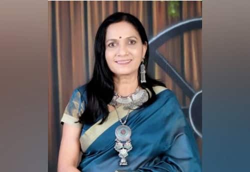  யோகாவில் ஜொலிக்கும் பிரவீணா