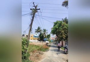  தாழ்வாக செல்லும் மின் கம்பிகள் விபத்து அச்சத்தில் பொது மக்கள்