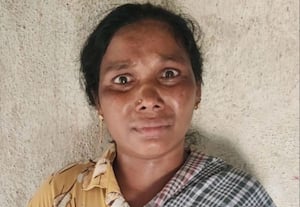  கொளத்துாரில் கஞ்சா விற்ற பெண் உட்பட இருவர் கைது