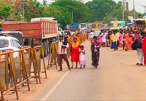  பவானியம்மன் கோவிலில் திரண்ட பக்தர்களால் நெரிசல்