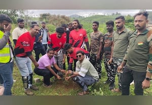  பள்ளி வளாகத்தில் மரக்கன்றுகள் நடவு