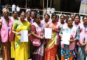 அரண்மனைப்புதுார் ஆற்றப்பாலத்தில் தடுப்பு வேலி அமைக்க வேண்டும்: குப்பைகொட்டுவதை தடுக்க கோரி மனு