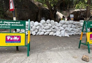 சுற்றுலா பயணியர் வீசிய கழிவை சேகரித்த தன்னார்வலர்கள்