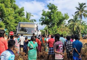  அடிப்படை வசதி கேட்டு பொதுமக்கள் மறியல் சங்கராபுரம் அருகே பரபரப்பு