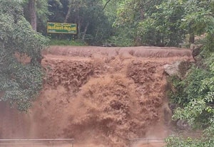  பெரியார் நீர் வீழ்ச்சியில் வெள்ளப் பெருக்கு
