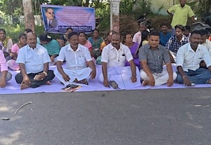  இலவச மனைப்பட்டா கேட்டு கிராம மக்கள் உண்ணாவிரதம்