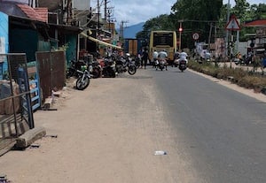  ஆக்கிரமிப்பால் இருவழிச்சாலை குறுகி ஒரு வழிச்சாலையானது