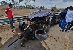  251 கி.மீ., வேகத்தில் சென்ற சொகுசு கார் கவிழ்ந்து இருவர் பலி