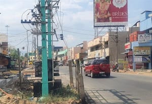  டிரான்ஸ்பார்மர்களை மாற்றாமல் ரோடு அமைப்பதால் --விபத்து அபாயம்